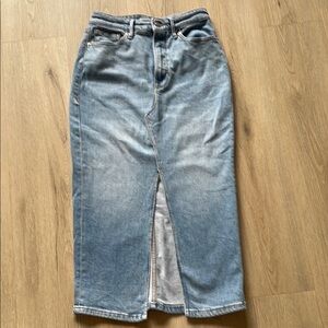 NWOT. GOOD AMERICAN size 4 (27) Devin shirt with slit.